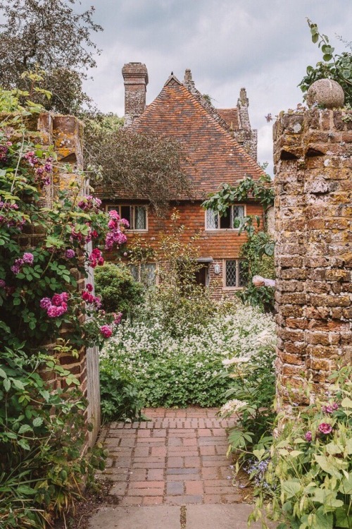 pagewoman:Cottage at Sissinghurst Castle, Kent, EnglandMmmmmmmm yes. 