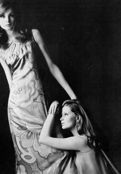 Vogue UK (1966)Jean Shrimpton & Celia Hammondby Helmut Newton