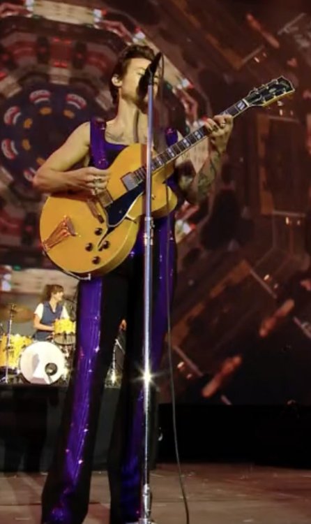 Harry onstage at the Big Weekend - 29/05/22
