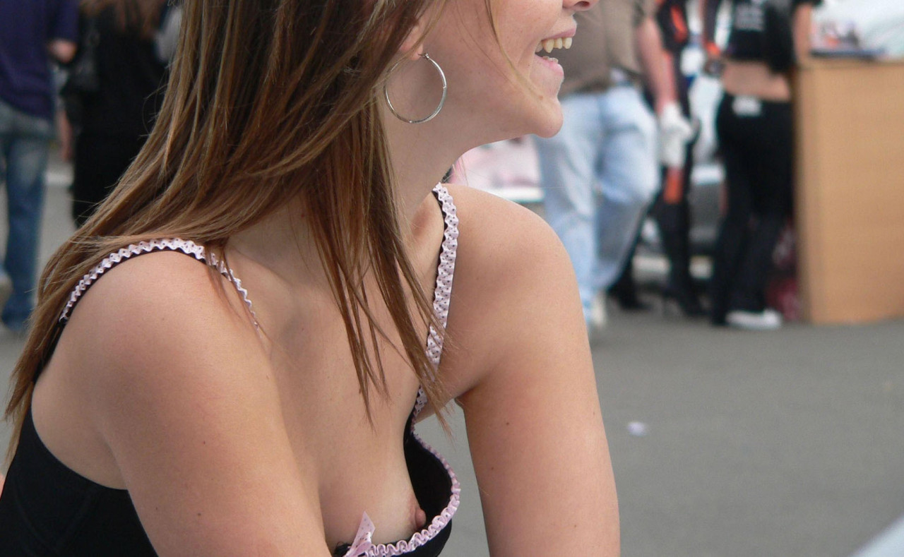 Candid downblouse cleavage