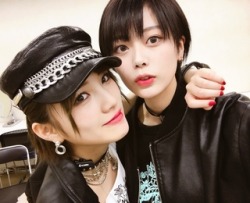 air-wotathekpopfan:  Okada Nana Solo Con backstage  Okada Nana × Hayasaka Tsumugi 