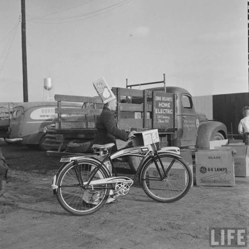 Picking up discarded lightbulb boxes(John Dominis. 1952)