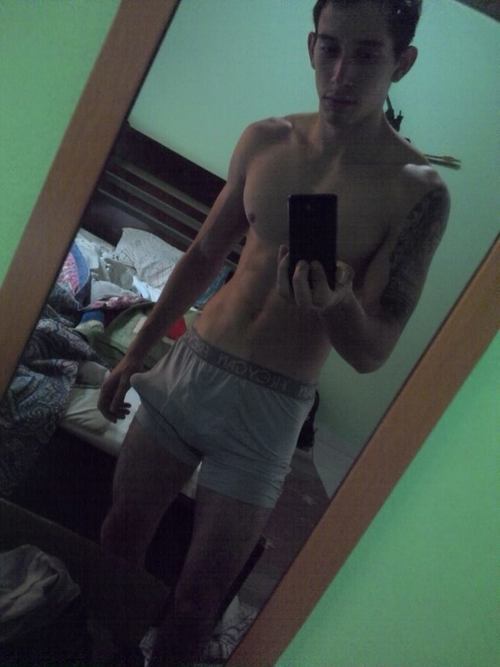HUNG BISEXUAL DUDE : HOT!!!