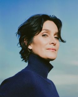 Porn photo agelesswomen:Carrie-Anne Moss photographed