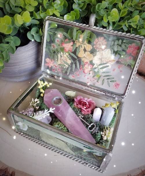 This magical Crystal Garden is home to a Rose Quartz crystal pipe, a mini Rose Quartz tower, a Rose 