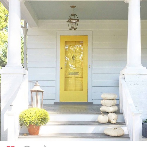 oldfarmhouse:YellowFarmHouse Doorhttp://instagram.com/lindsay_hill_interiors