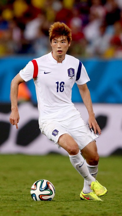 Ki Sung-Yueng (Korea Republic) - FIFA World Cup 2014: Russia vs Korea Republic wallpaper for iPhone 5s/5c