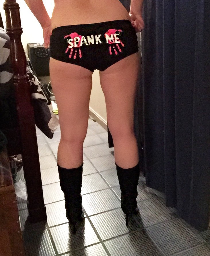 mrslostintranslation:  Happy hump day guys and dolls!! 🍑