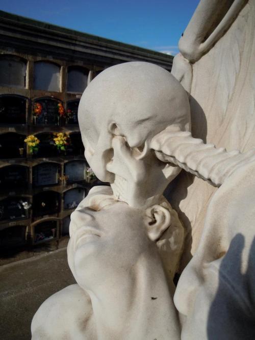 hades-sheol:El beso de la muerte de Jaume Barba, 1930. — en Italia.The kiss of death of James Beard,