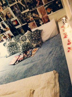 gravitysex:  v—o—g—u—e:  my room :)