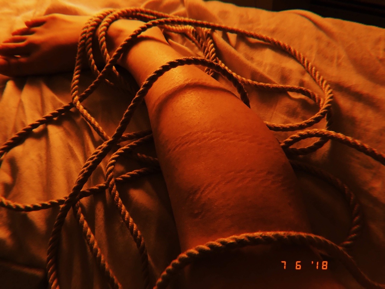 gxldenboy:  first time playing with some rope so it’s a bit messy he/him ⛓
