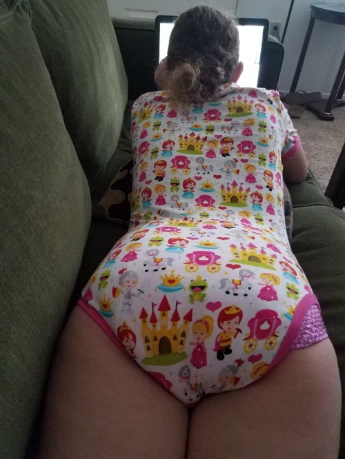 sweetelsababy: Guess what I’m doing right adult photos