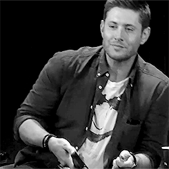 poorbeautifuldean:  jensen and the mic flip 