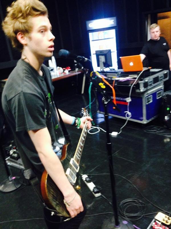 duhmichael:  i introduce to you, 5sos. the band that continuously hits me in the