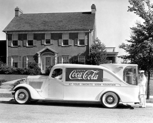 retrogasm:  Oh boy the Coca-Cola man is here…