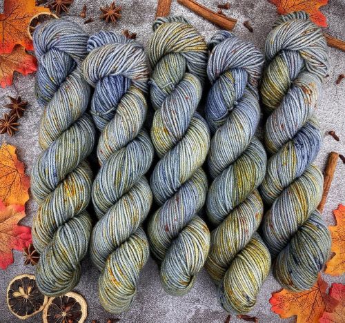 AUTUMN’S EVE will be in the shop today on Chai DK! Denim blue gray with autumnal speckles!! I hope y