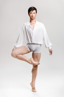 olivier37:               Cheng Wu Guo - Australian Ballet - Photo Daniel Boud       Une très belle poche! — A beautiful package!