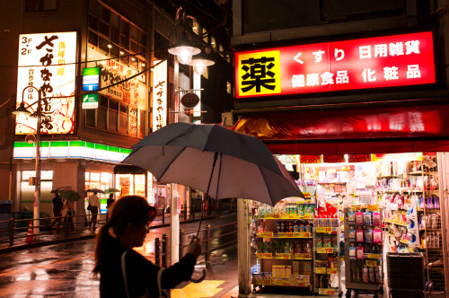 the-colors-of-tokyo:A Rainy Night in ToritsudaiSmall town Tokyo: Toritsudaigaku