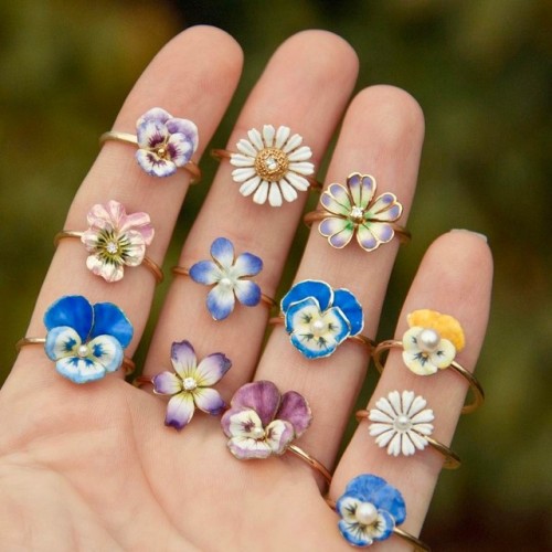 sosuperawesome:Antique Rings from Trademark Antiques on EtsySee our ‘rings’ tag Follow So Super Awes