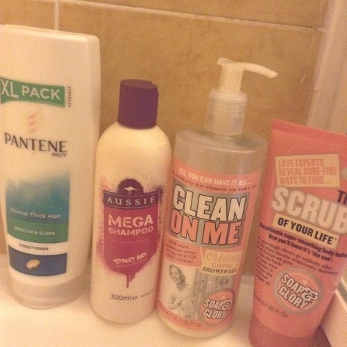 #30dayphotochallenge Day 18 - What’s in my Shower? 🛁💆🚿👌 #pantene #conditioner #aussie #shampoo #aussiemegashampoo #hair #bbloggers #soapandglory #cleanonme #showergel #scrubofyourlife #bodyscrub #luxury #shower #whatsinmyshower