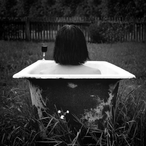 noiredesire:  schmackebaetzchen:   milieu de l’été…☼ by Sebastian Luczywo  !! je vous joins ?