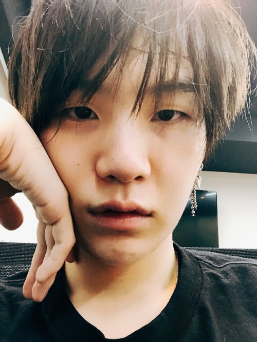 allforbts:180503 Yoongi’s Tweet디다Tired(T/N: This is written in Gyeongsang-do dialect)Trans cr: Kylie