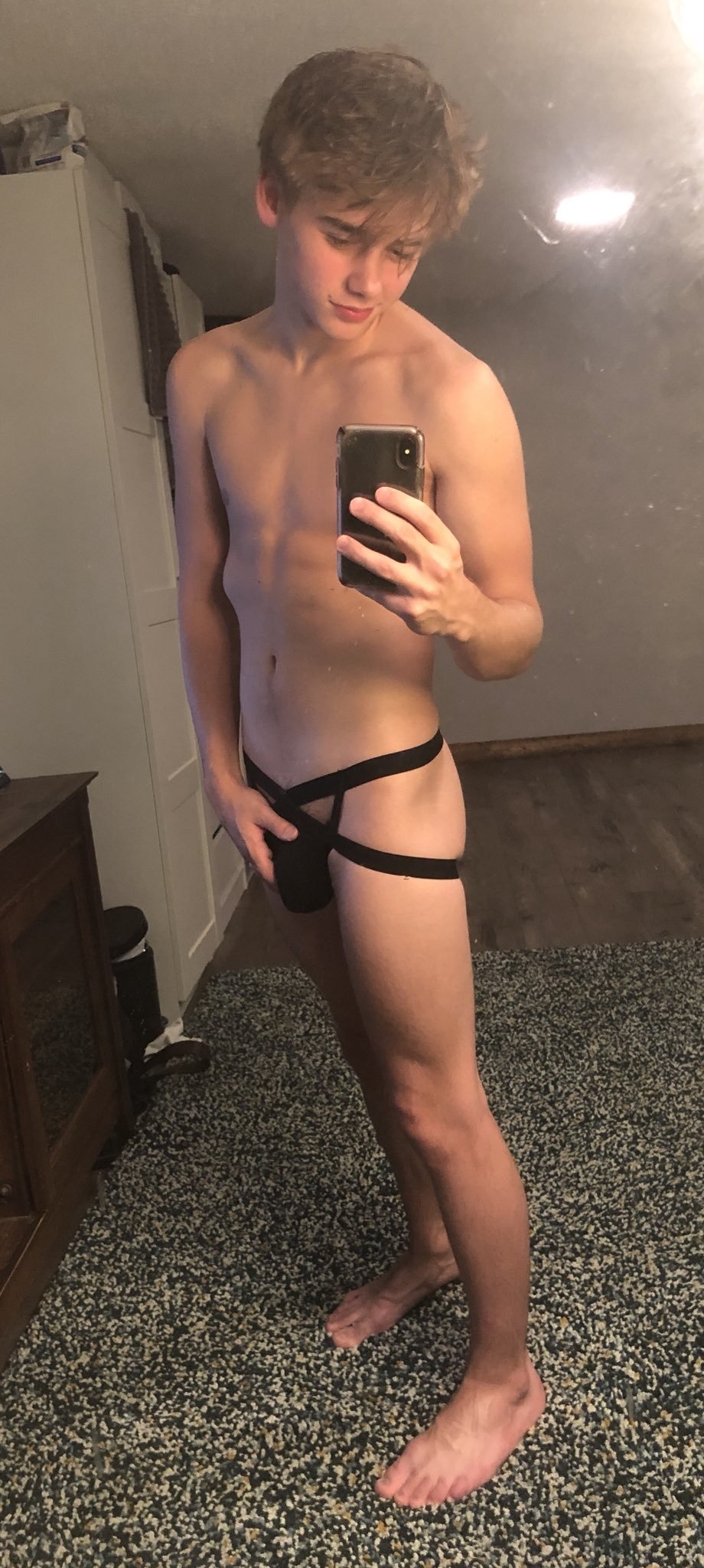 bulliesarehot:slave-kid:Imagine having this lad chained up in your basement. I would destroy him 👊🏻