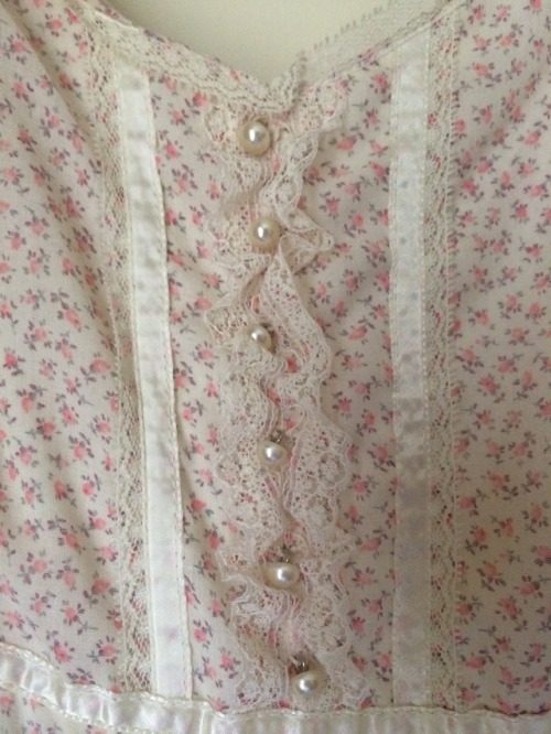 I almost never find (affordable) Gunne Sax in my size but I saw this one while thrifting and when I 