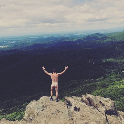 HUMPBACK | MOUNTAIN | BUTT This #butt looks like he is king of the world! Great bit of #cheekiness f