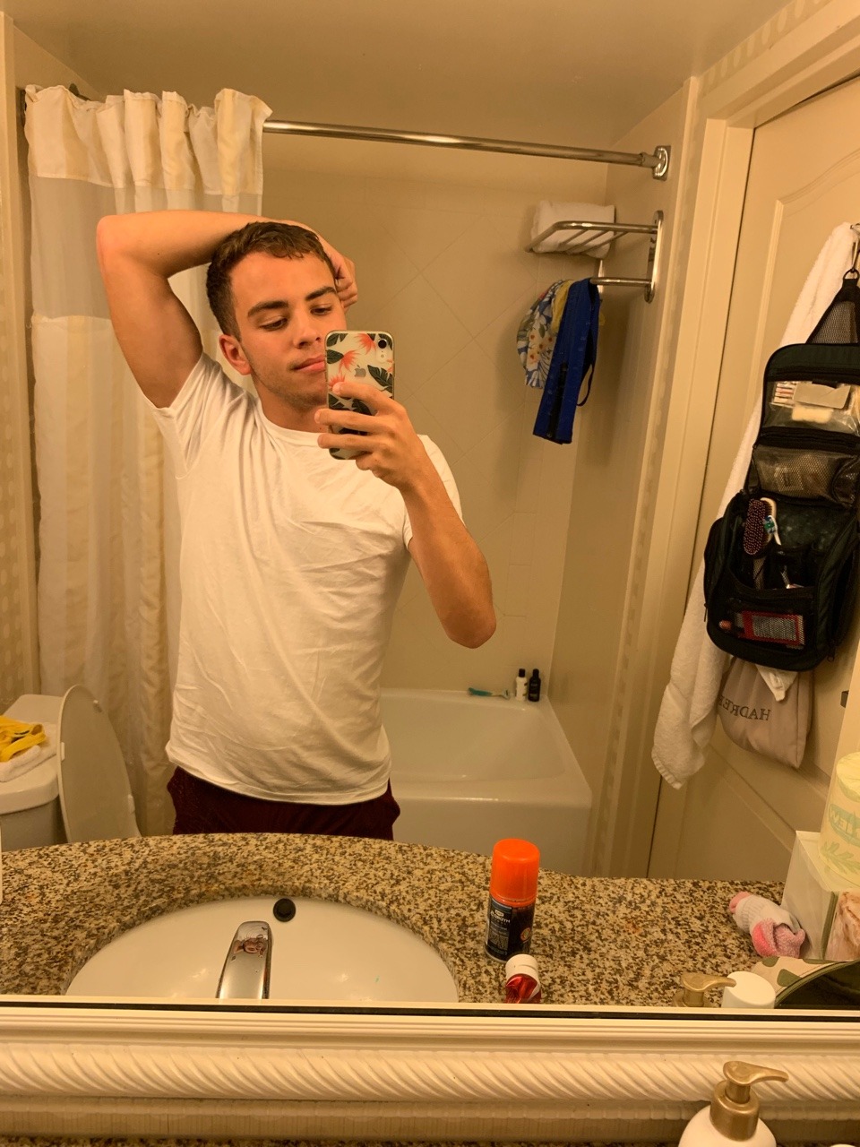 not-my-shirt:   Honestly hotel mirrors are a blessing we as a society don’t deserve