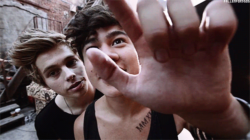 5secondsoftechnicaldifficulties:  acoustic-cal:  vegemiteash:  fallenfor5sos:  X  fucking imagine luke coming up behind you like that and wrapping his arms around your waist   that was so fucking unnecessary.  Okay but calum looked like a precious toddler
