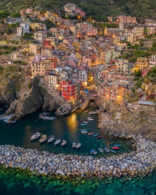 Riomaggiore, Cinque TerreReposted from @map_of_italy @markdimark#visitbeautifulitaly #riomaggi