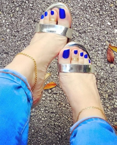 footlover35:Please feel free to submit your own photos of your feet