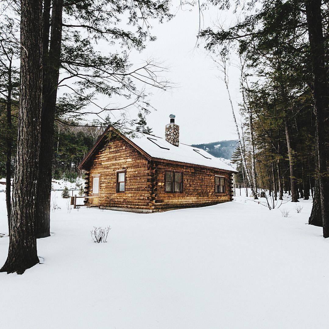 Cabins Daily — Tucked away in the White Mountains 🌲 via @hbmertz...