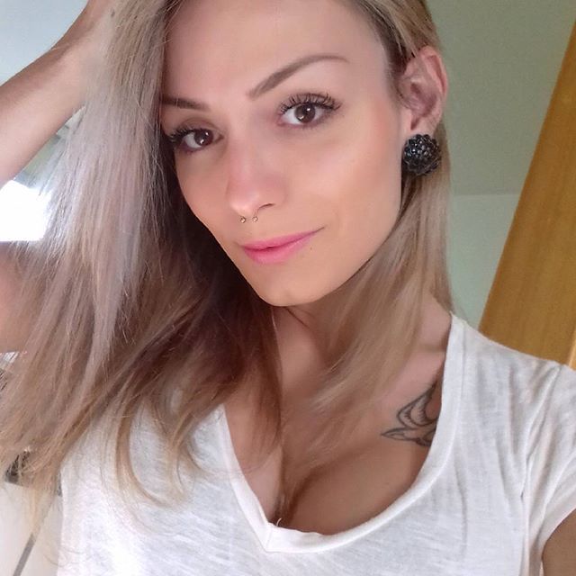 boytogirlygirl:  Victoria Carioni  -    goo.gl/cPGcGV  