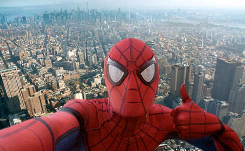 Entertainment Weekly got a Spider-Selfie for this week’s superhero-themed issue featuring the 50 Mos