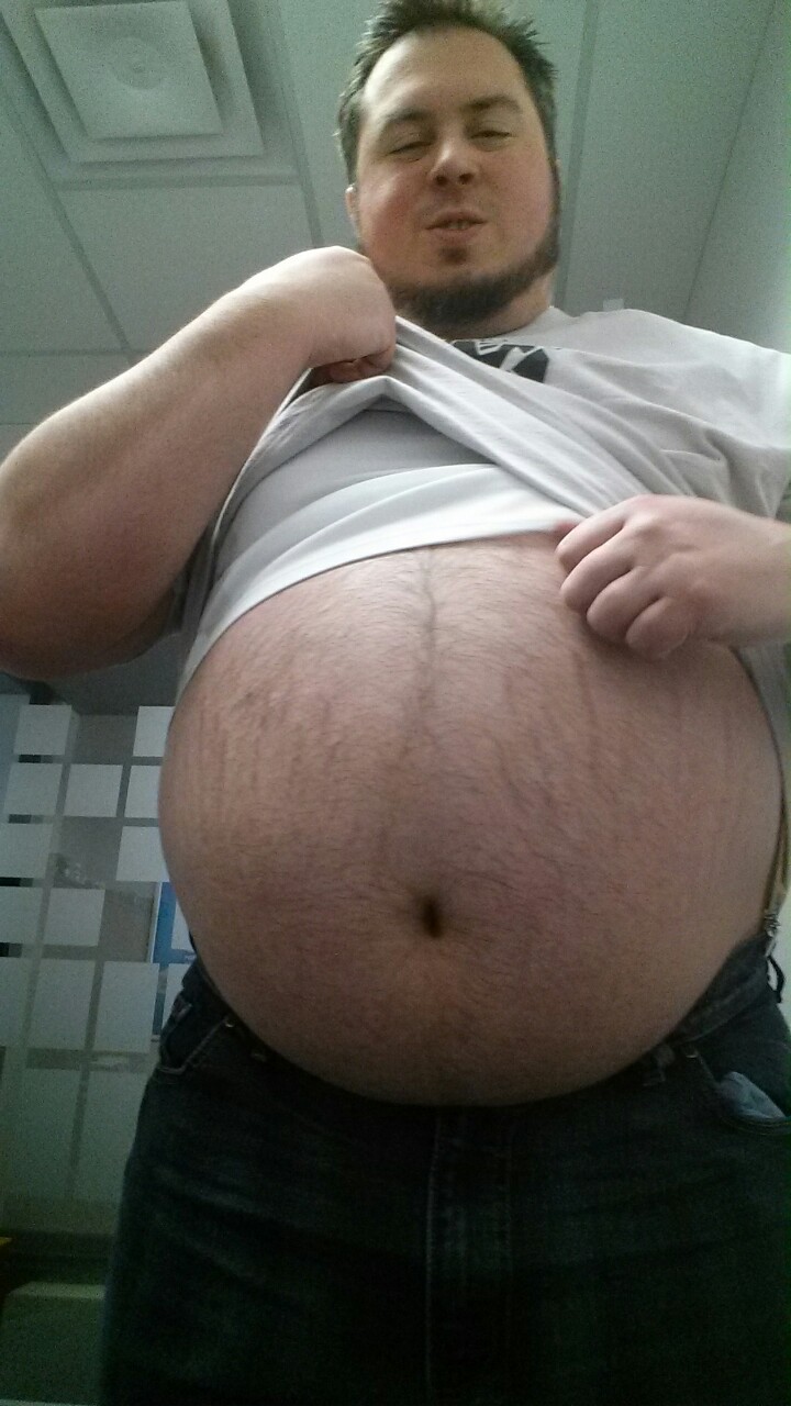 aj-cub:  eightbyte:  Happy Friday to all you belly lovers!   damn.
