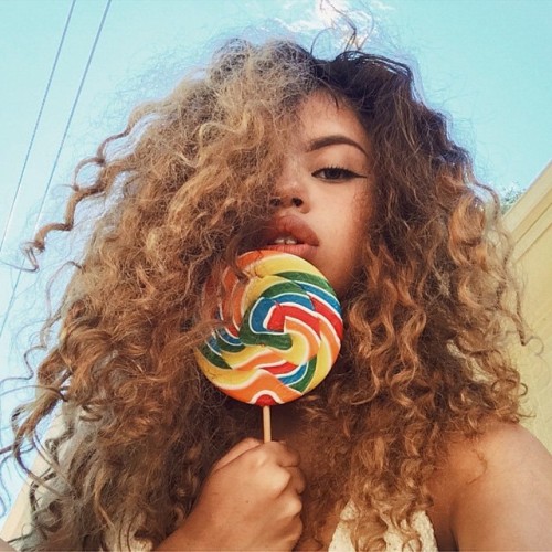 bombshellssonly:  @valentinath5
