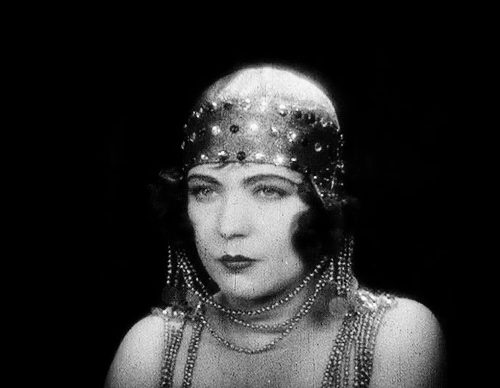 taisummer7: thewisecrackingstwenties:   CLASSIC RENEÉ ADORÉE, in The Show (1927)  Directed by Tod Browning and starring matinee idol John Gilbert.   °`°•▪¤°☠°💋°☠°¤▪•°`° 