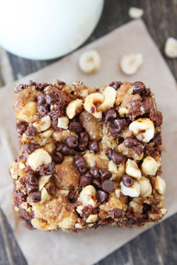 guardians-of-the-food:  Banana Cake with Chocolate Chip Hazelnut Streusel