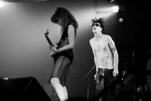 legendarytragedynacho: Poison Ivy &amp; Lux Interior performing with The Cramps in Leeds, 1981by