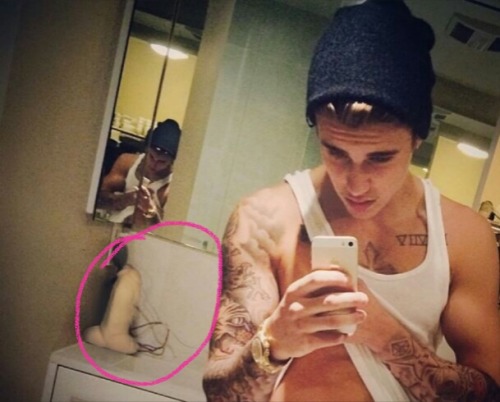 beepe03:  Espacial Justin…. con  dildo  y  todo  Mr. Bieber!😘