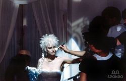 fuckyeahaimeemann:  behind the scenes shot from “looking over my shoulder”, 1985 