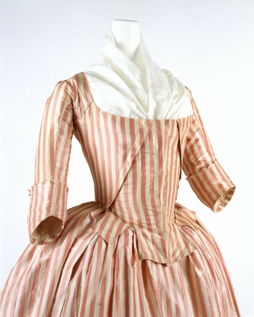 Robe à l’Anglaise1785–87. French. Silk. In eighteenth-century dress, the torso was encased by layers