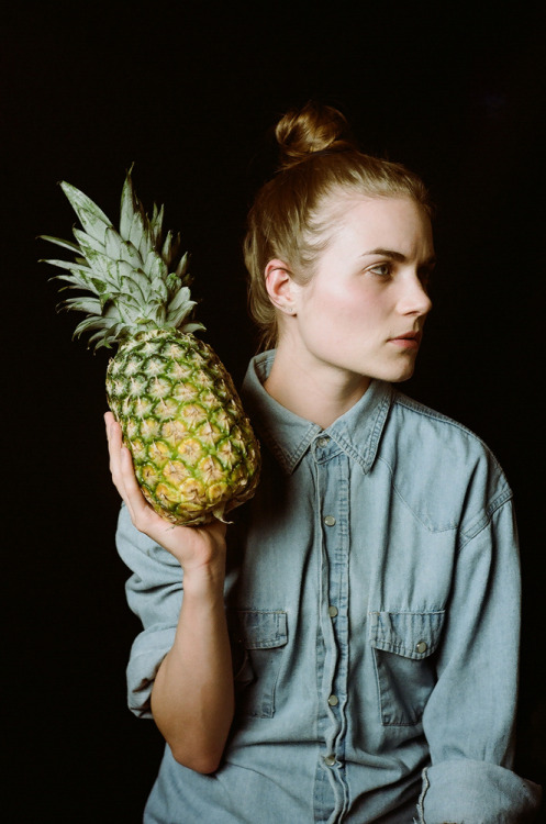 parkerfitzgerald:Meredith with pineapple.