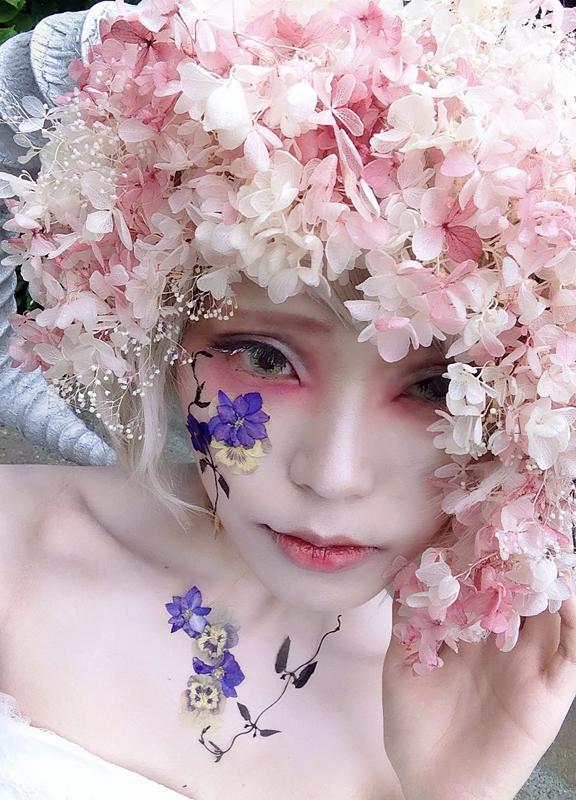 kitteii:    もず ~   【コス写メ】帰宅ー、今日はいさこ氏と紫陽花ロケで創作！油断すると濃くなるけど、新しいアイシャドウパレット発色良くて大満足(´ｖ｀