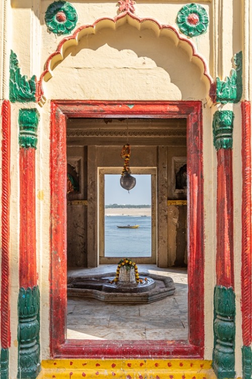 Lingam at temple, Varanasi, photo by Kevin Standage, more at kevinstandagephotography.wordpr