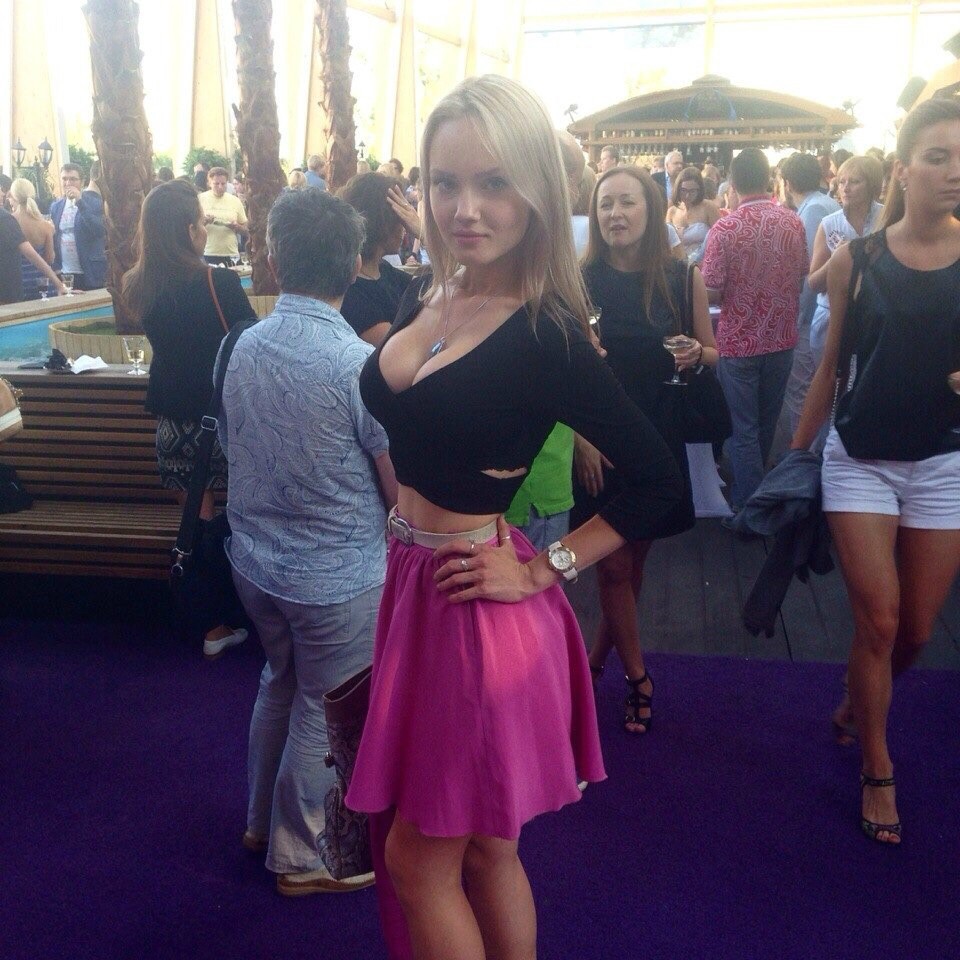 hotbustypetitegirls:Cleavage … more busty girls at: http://bit.ly/2dwzsUr