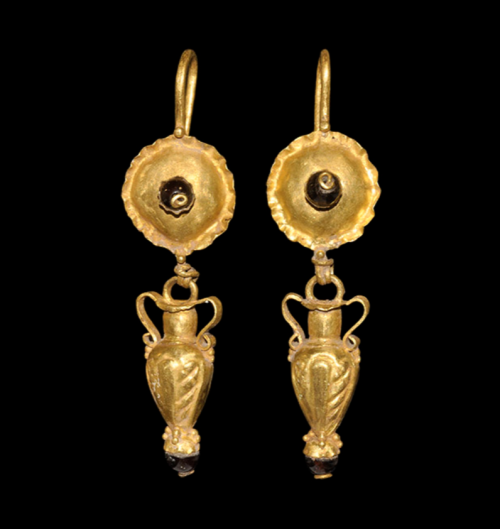 gemma-antiqua:Ancient Roman gold earrings with garnet earrings and dangles in the shape of amphorae.