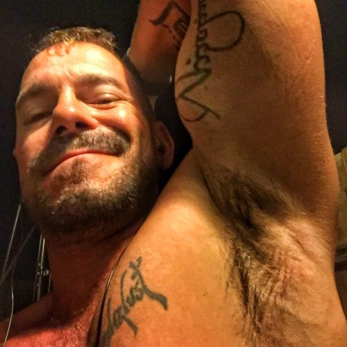 I’d be licking that pit sweat and getting the smell all over my beard….getting horny hear&hel